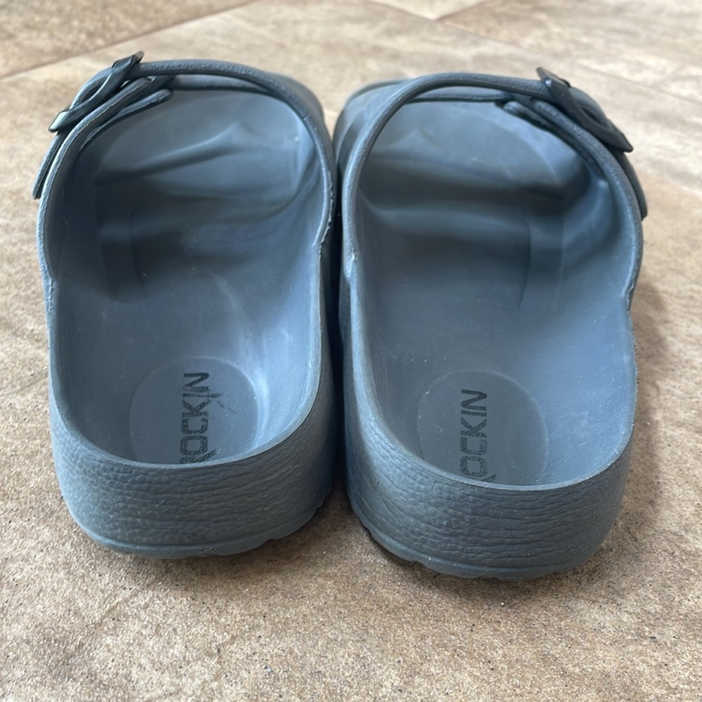 + ROCKIN + Gray Buckle Slides - Picture 6 of 8